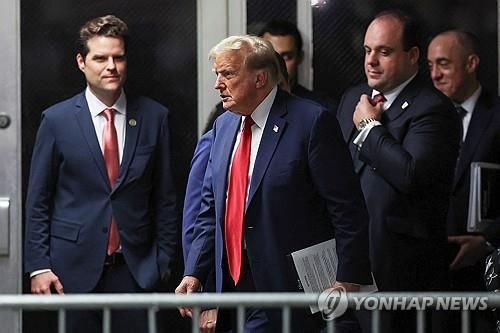 트럼프 옆에 선 맷 게이츠 법무장관 지명자(맨 왼쪽)