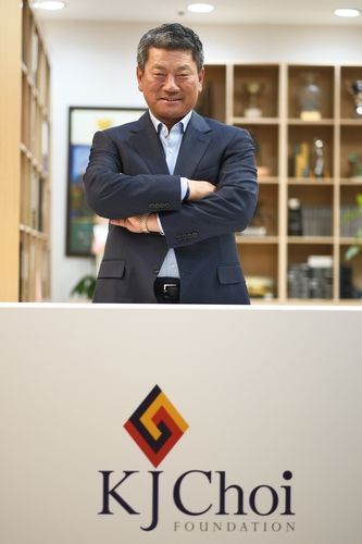 재단 사무실에서 포즈를 취한 최경주