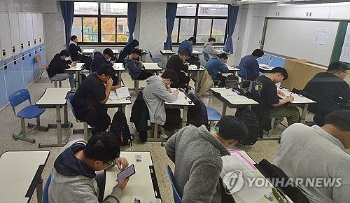 시험 시작 기다리는 수험생들