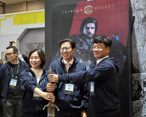 '붉은사막' 속 검 쥐고 '찰칵'