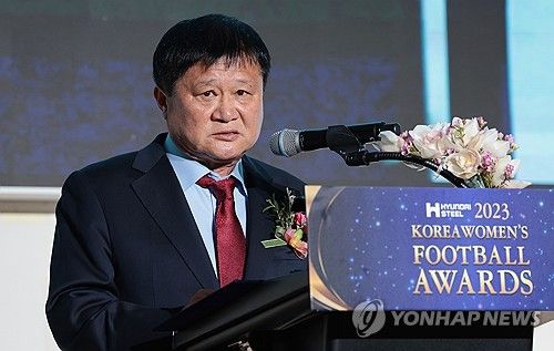 환영사하는 오규상 한국여자축구연맹회장