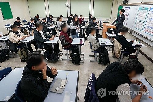 시험 시작 기다리는 수험생들