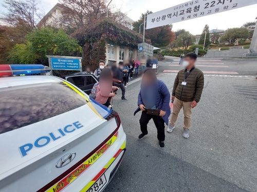 '휴∼다행이다' 순찰차 타고 고사장 온 수험생