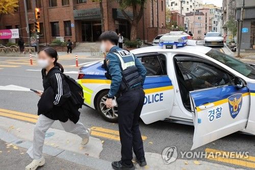 경찰차에서 내린 수험생