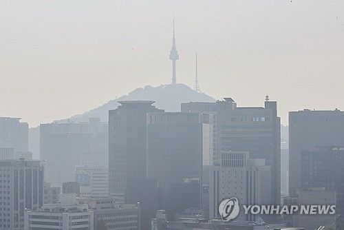 지난 10월 8일 초미세먼지 농도 '나쁨' 수준으로 짙은 서울 시내. [연합뉴스 자료사진]