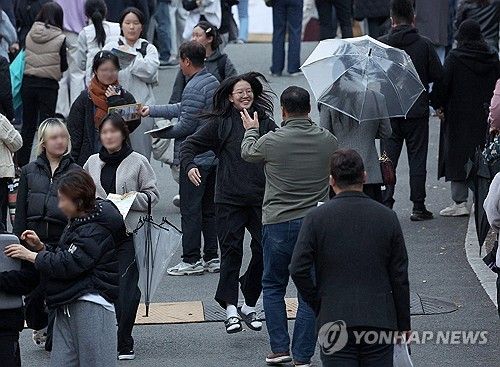 수능 끝, 아빠에게 '폴짝'