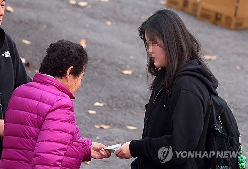 용돈 건네며 응원하는 할머니