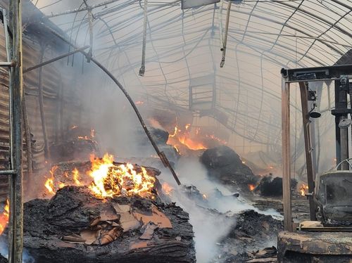 비닐하우스에 적재된 파지서 화재