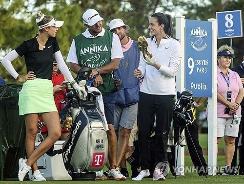 코르다(왼쪽)와 클라크(흰색 상의)