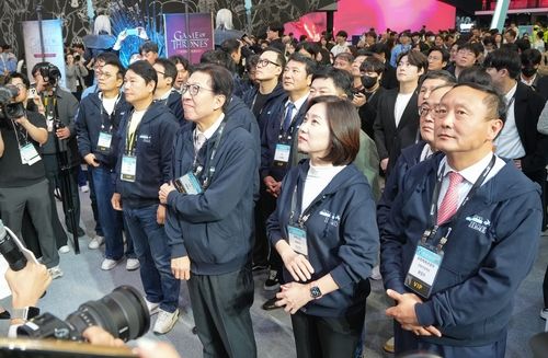 지스타 2024 부스 둘러보는 관계자들