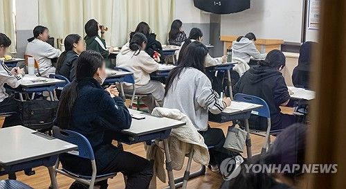 시험 시작 기다리는 수험생들