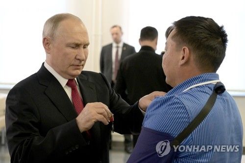 부상병에게 훈장을 달아주는 블라디미르 푸틴 러시아 대통령