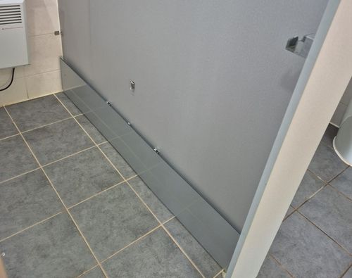 화장실 칸막이 하부에 설치돼 불법촬영을 막는 '안심스크린'