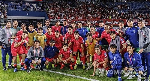 쿠웨이트 전 승리 기념 사진찍는 태극전사들