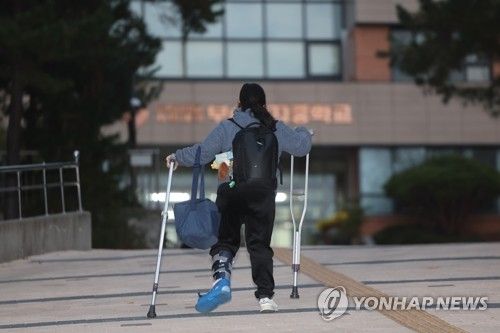 목발 짚고 수능 고사장으로