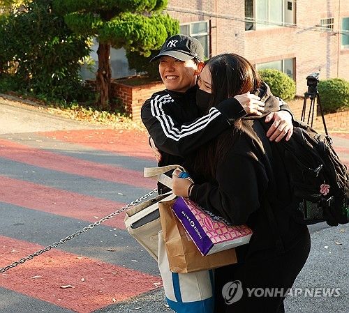 수험생 딸 격려하는 엄마