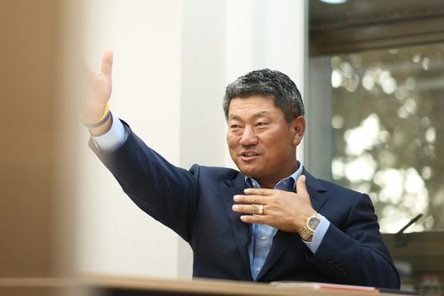 인터뷰하는 최경주. 