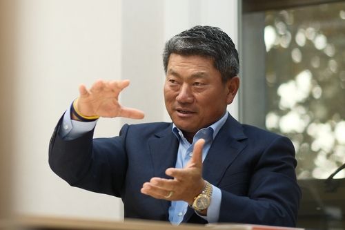 인터뷰하는 최경주. 