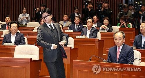 단상으로 향하는 한동훈 대표