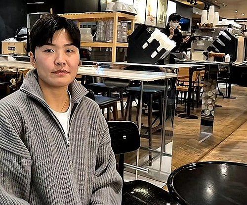 인터뷰하는 지소연