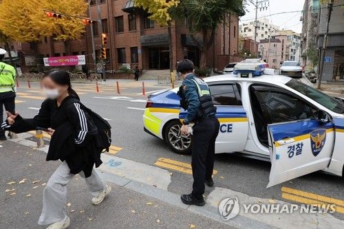 경찰차에서 내린 수험생