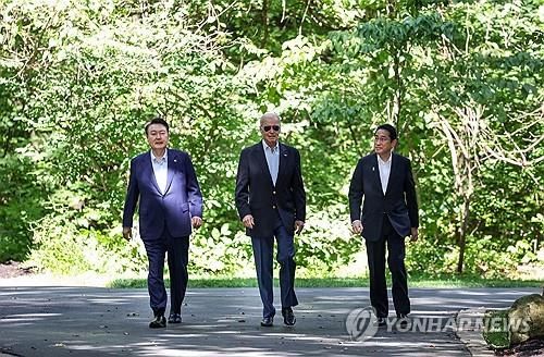 작년 8월 캠프데이비드에서 만난 한미일 정상