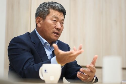 인터뷰하는 최경주. 