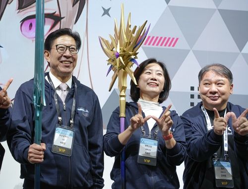 게임 캐릭터 무기 들고 '찰칵'