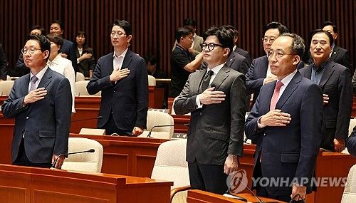 국기에 경례하는 한동훈 대표와 추경호 원내대표