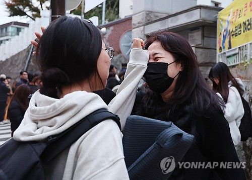 엄마 눈물 닦아주는 수험생 딸