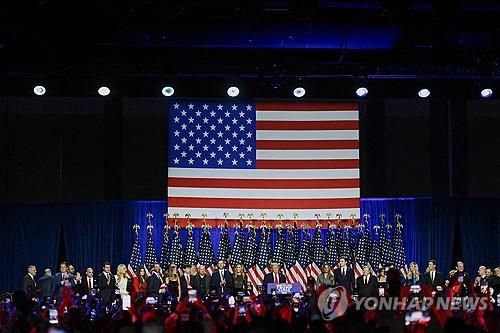 무대에서 인사하는 도널드 트럼프 미국 대통령 당선인