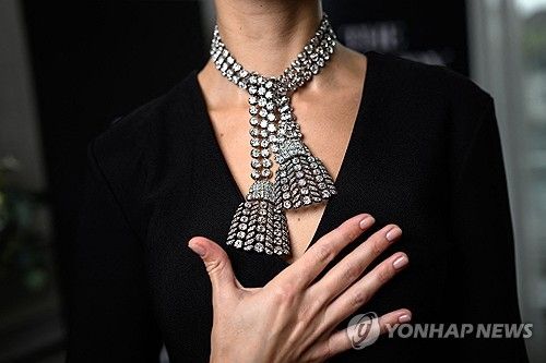 소더비 경매에서 낙찰된 다이아몬드 목걸이
