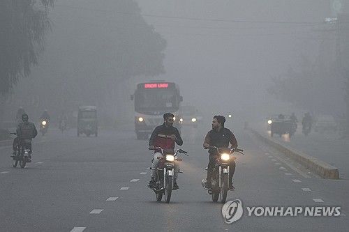 짙은 스모그 깔린 파키스탄 라호르 거리