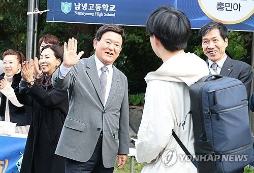"화이팅" 수험생 격려하는 제주교육감