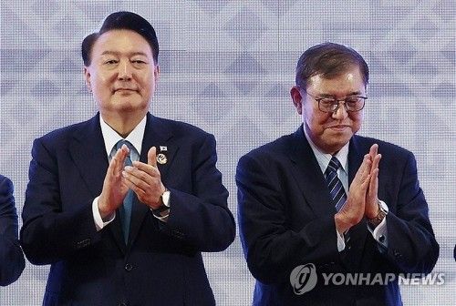 아세안+3 정상회의 참석한 윤석열 대통령과 이시바 일 총리