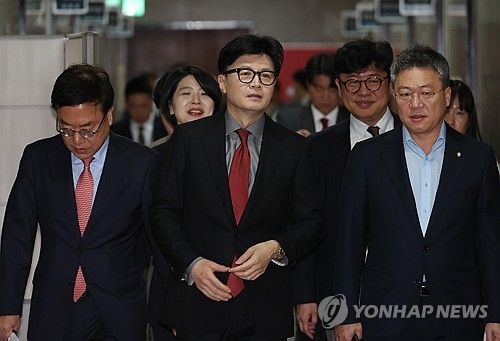 최고위 입장하는 한동훈 대표