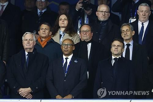 축구장 직관하는 마크롱 대통령 등 정치인들