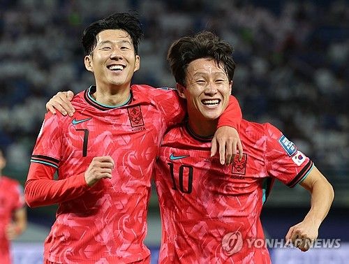 기뻐하는 손흥민과 이재성