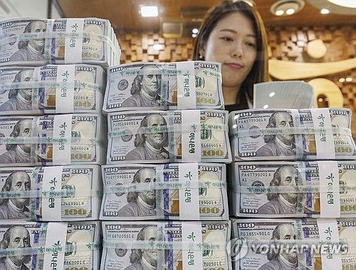 달러 정리하는 은행 직원