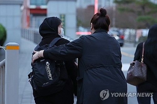 부모님 격려 받으며 입실하는 수험생