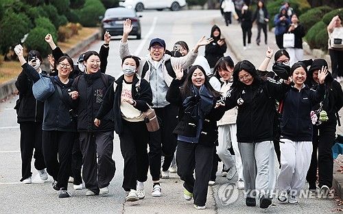 수능 끝났다! 홀가분한 웃음