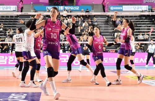 득점에 기뻐하는 흥국생명의 김연경(중앙)