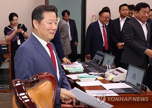 산자위 들어서는 이철규 의원