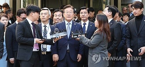 취재진 질문에 답하는 이재명 대표