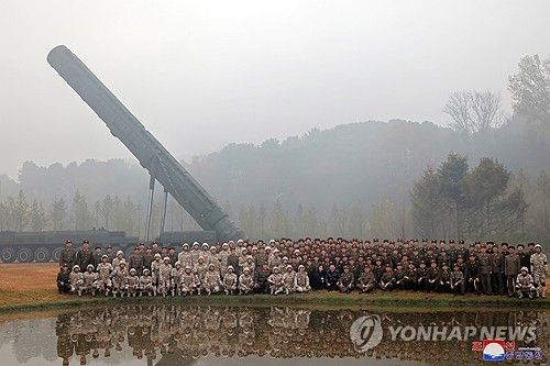 북한, 최신형 ICBM '화성포-19형' 시험발사 성공...김정은 참관
