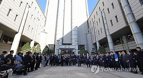 민주당 의원들과 함께 선 이재명 대표