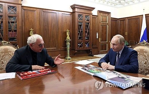 지난 13일 크렘린궁에서 면담하는 푸틴 러시아 대통령과 카렌 샤흐나조로프 모스필름 책임자