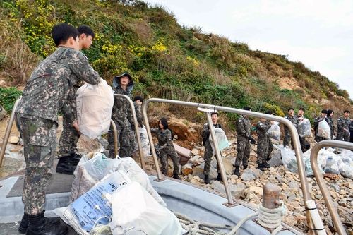 해안 쓰레기 수거하는 공군 1전비 장병