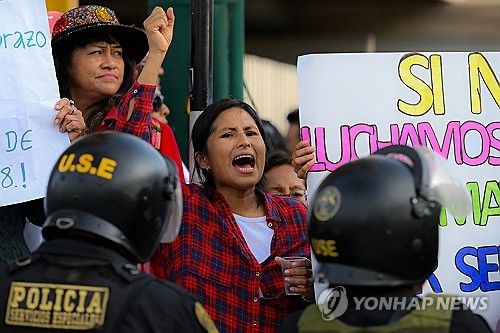 APEC 행사장 주변에서 페루 정부 성토 시위 