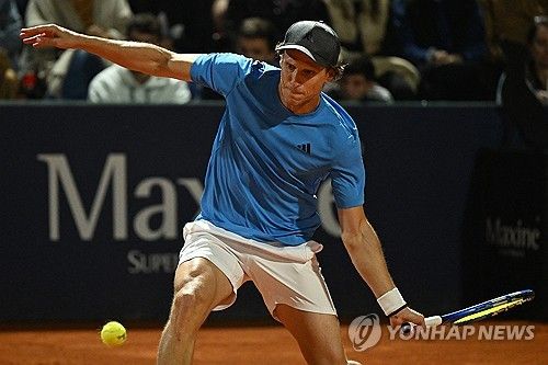 디에고 포를란의 테니스 경기 모습. 